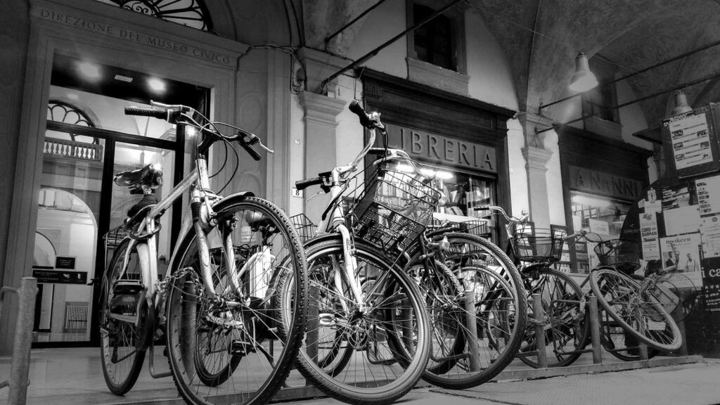Bianco nero di biciclette in una via di Bologna